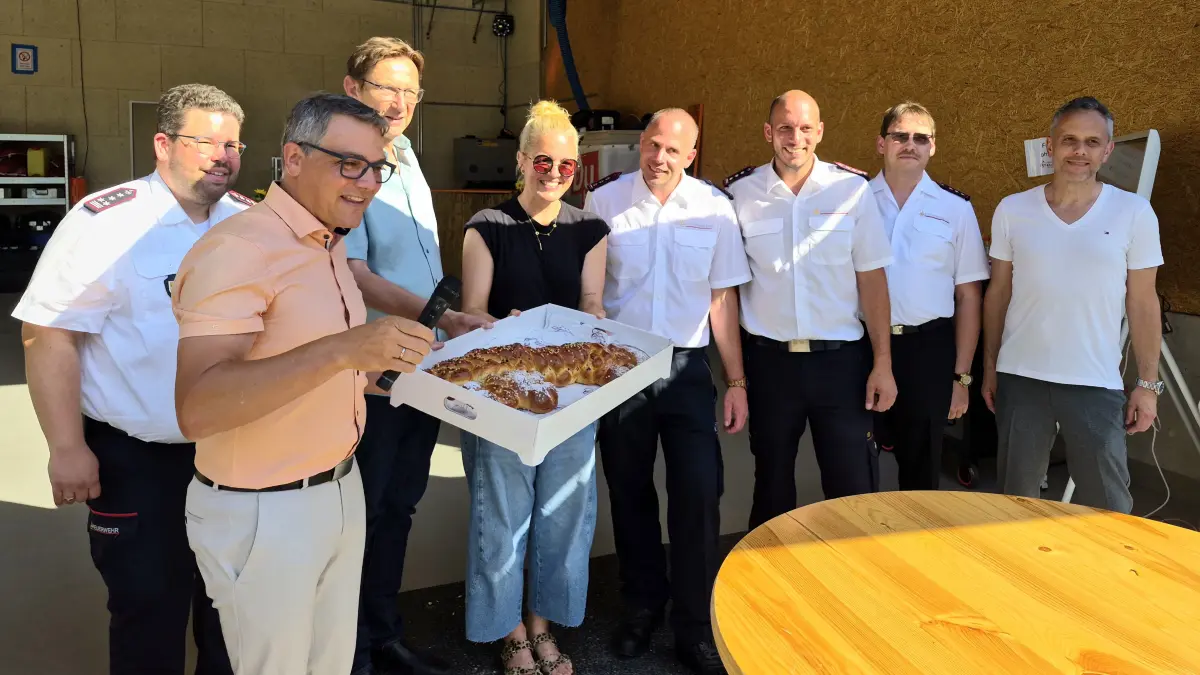 Balingens Oberbürgermeister Dirk Abel hält symbolisch den Schlüssel fürs Feuerwehrhaus in Streichen in Händen.