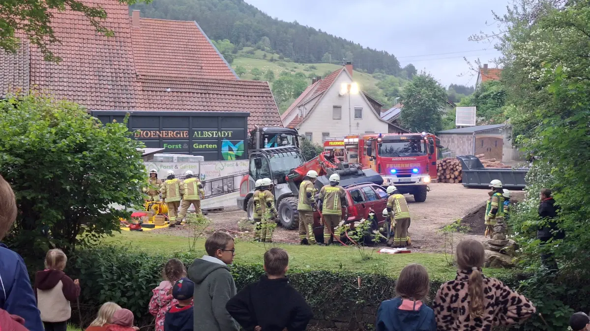 Die Feuerwehr zeigte beim Bürgerabend mit einer Live-Übung ihr Können.