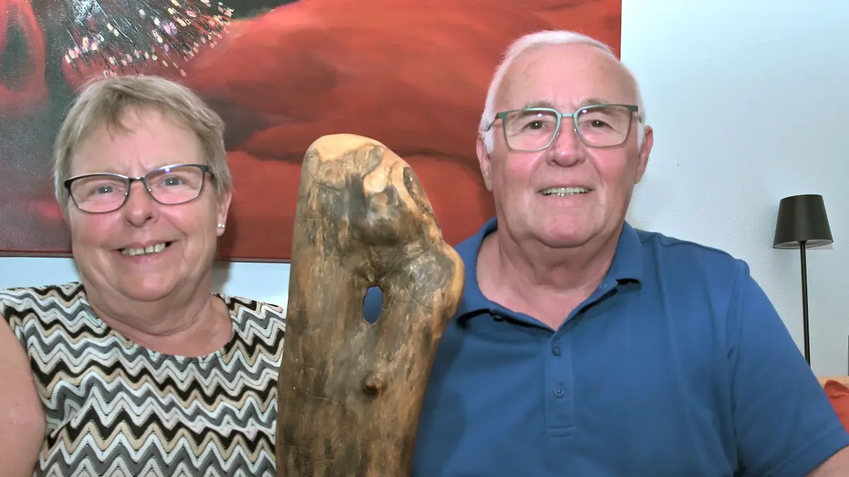 Die Veranstalter von Kunst & Kreatives, Evelyn und Arnold Hay, haben auch schon viele Dinge auf ihrem Markt erstanden, so diese knorrige, schlichte Stele aus der Albholz-Manufaktur Binsch.