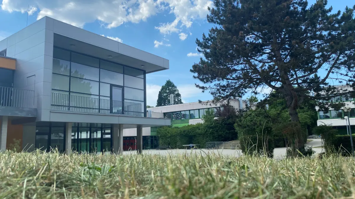 Die Längenfeldschule in Ehingen hat als Gemeinschaftsschule viele Jahrgänge im Haus. Für Ganztagesschüler muss auch dort bei hitzefrei der Bedarf für die Betreuung am Nachmittag mit den Eltern abgeklärt werden.
