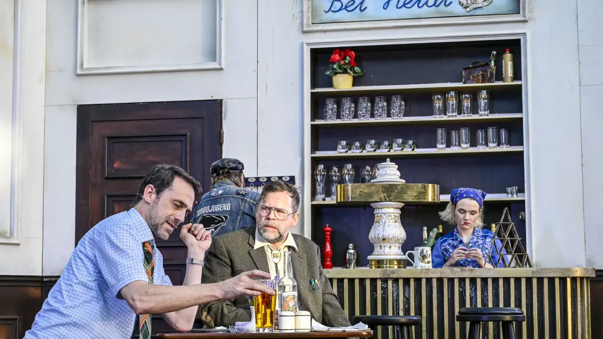 Fellner (Rolf Kindermann) und Bösel (Martin Bringmann), Wirtin (Emma Stratmann)