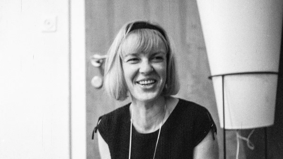 Die österreichische Schrfitstellerin Ingeborg Bachmann liest neue Arbeiten (Freies Geleit; Exil; Geh, Gedanke). Palais Palffy. 10. Mai 1965. Photographie von Otto Breicha.