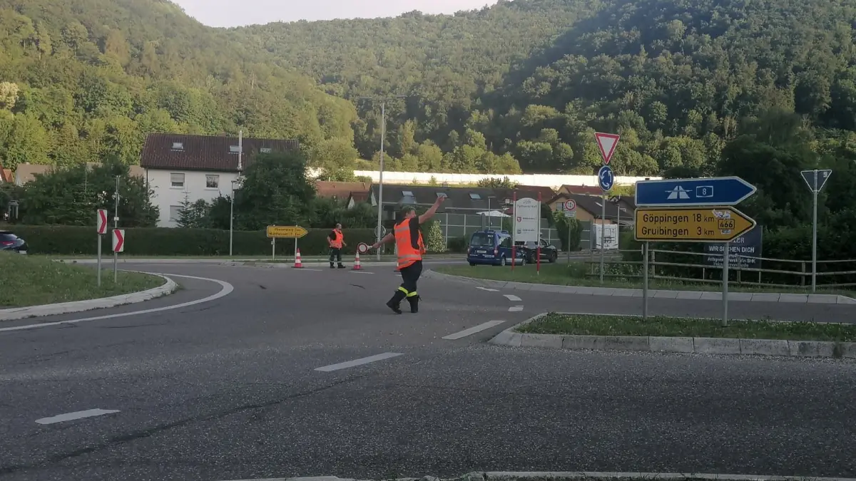 Gefahrgut-Lkw defekt, Explosionsgefahr auf der A8 - THW sperrt die Straße nach Wiesensteig am Kreisverkehr am Mühlhäuser Netto