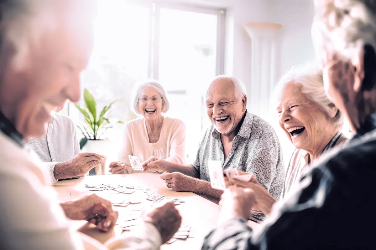 Gemeinsam spielen, erzählen und vor allem lachen: Die Gemeinschaft ist ein zentraler Punkt im Angebot einer Tagespflegeeinrichtung. ⇥Foto: InputUX/adobe.stock.com