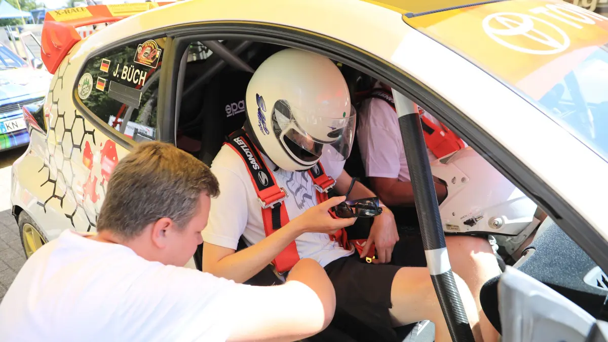 Für eine Taxi-Gebühr ging es für die Besucher im Wettbewerbstempo auf dem Beifahrersitz über die Rallye-Piste.