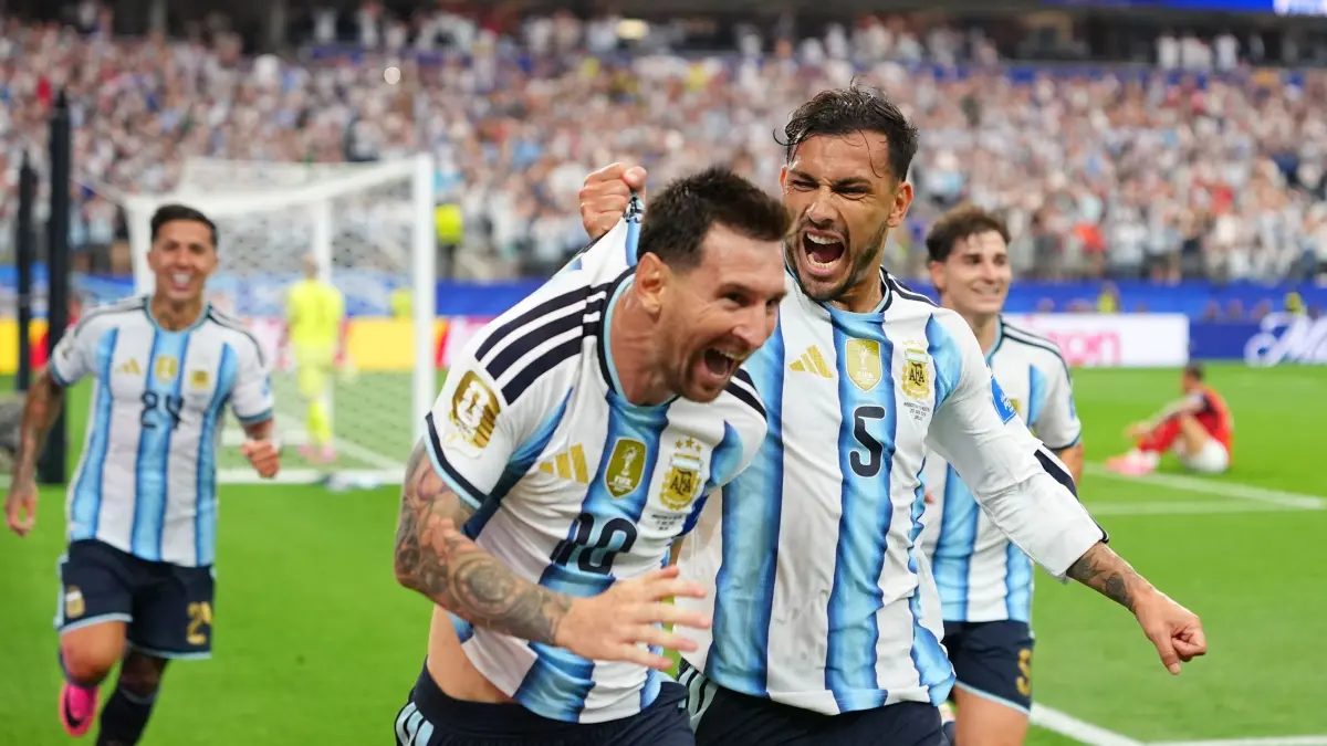 WM 2026 - Argentinien - Österreich: 22.06.2026, USA, Arlington: Fußball, Männer: WM, Argentinien - Österreich, Vorrunde, Gruppe J, 2. Spieltag, Dallas -Stadion. Der Argentinier Lionel Messi (l) erzielt sein zweites Tor zum 2:0 und jubelt mit
Leandro Paredes. Foto: Julio Cortez/AP/dpa +++ dpa-Bildfunk +++