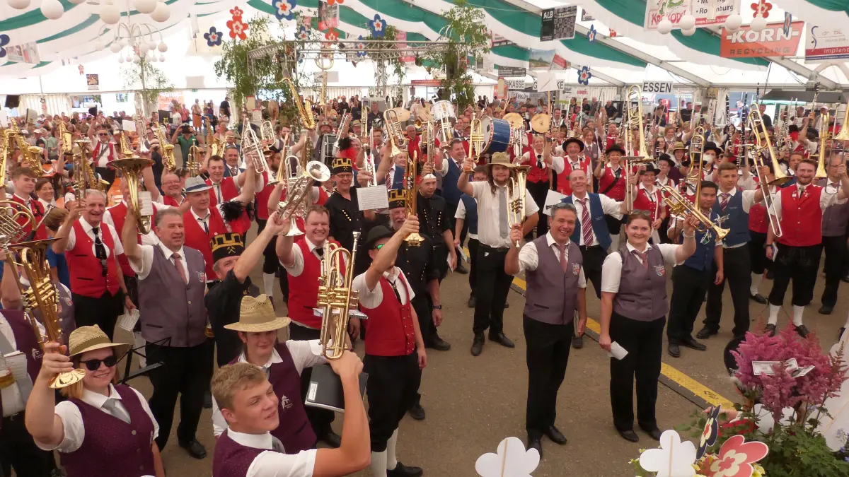 Immer wieder ein schönes Bild: MIt dem Musikantengruß endete der Massenchor der Haigerlocher Musikvereine beim 48. Stadtmusikfest.