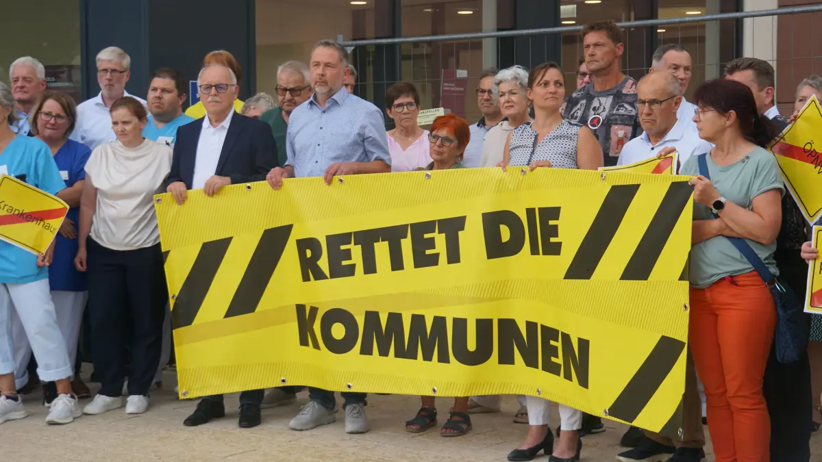 Unter anderem Horbs Oberbürgermeister Michael Keßler, sein Vorgänger Peter Rosenberger und Bürgermeister Ralph Zimmermann protestierten neben anderen Vertreterinnen und Vertretern aus den Kommunen, dem Kreisrat sowie Beschäftigten des Klinikums mit.