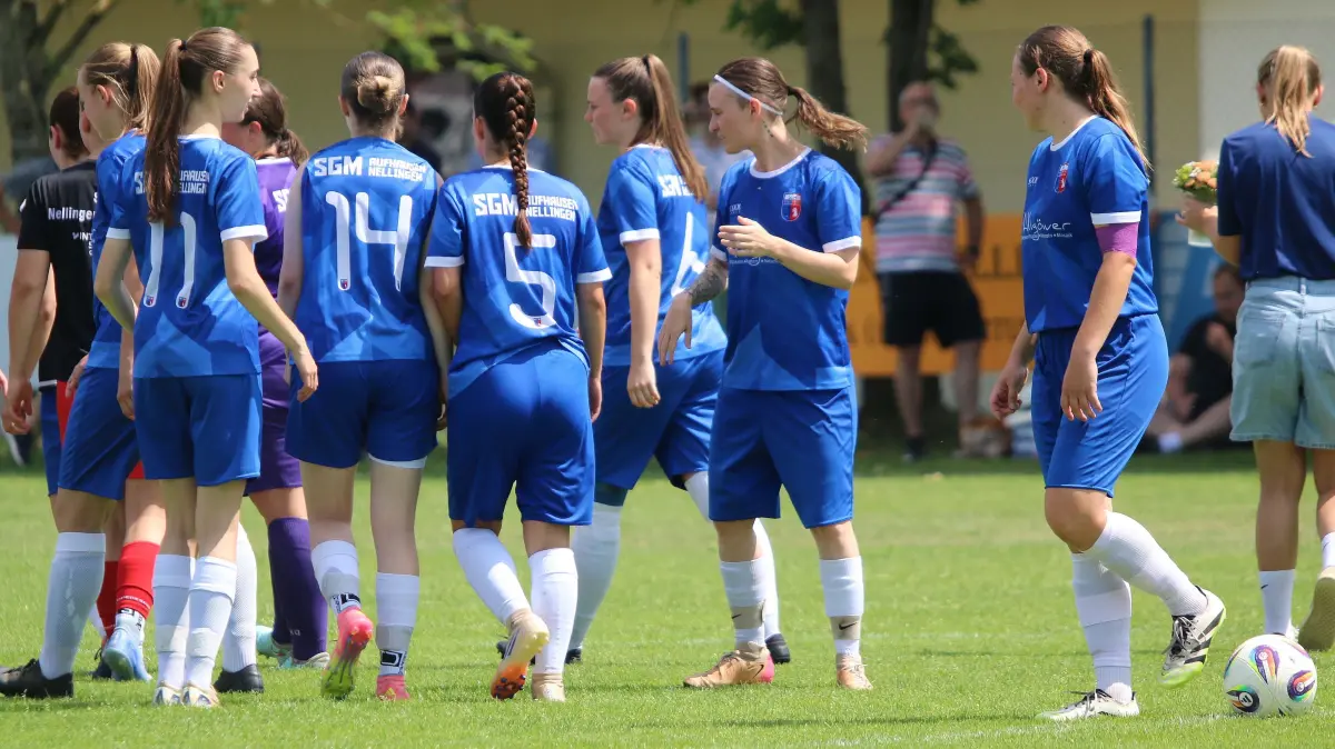 Fußball, Relegation zur Frauen-Landesliga; SG Aufhausen-Nellingen-VfB Obertürkheim 1:2; die Spielerinnen der SG