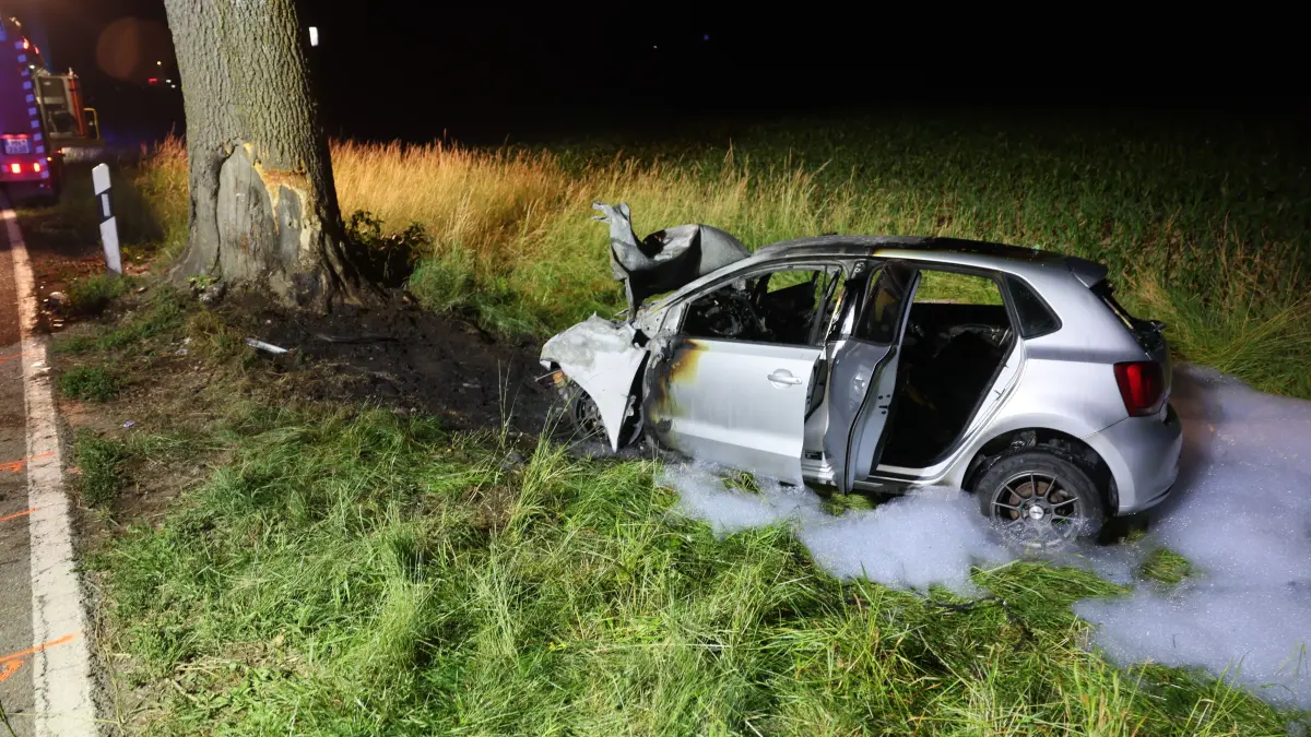 Ein Auto prallte in der Nacht auf Montag (22.06.2026) im Kreis Unterallgäu zwischen Holzgünz und Westerheim gegen einen Baum. Der Fahrer starb bei dem Unfall.