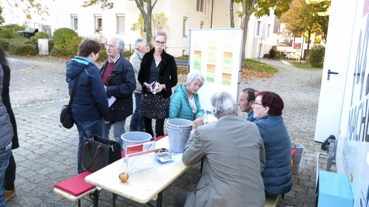 (ohne Überschrift): Vorsicht: Dieses Foto ist möglicherweise nur für den einstigen Verlag Schwäbisches Tagblatt verwendbar. Planwagen hält in Hailfingen, Bild: Werner Bauknecht
