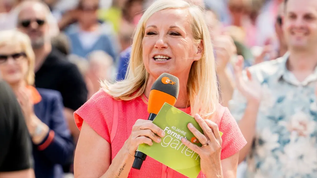 Voller Freude springt Andrea Kiewel im ZDF-„Fernsehgarten“ in den Pool und kontert mögliche Hater noch während der Live-Sendung mit einer gehörigen Portion Selbstironie.