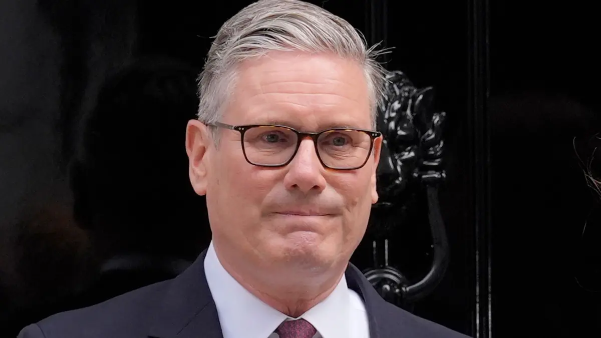 Britischer Premierminister Starmer kündigt Rücktritt an: 22.06.2026, Großbritannien, London: Premierminister Sir Keir Starmer und seine Frau Lady Victoria Starmer vor der Downing Street Nr. 10 . Der britische Premierminister Keir Starmer hat seinen Rücktritt angekündigt. Der 63 Jahre alte Labour-Politiker beugt sich damit dem seit Monaten steigenden Druck aus seiner eigenen Partei. Foto: Andrew Matthews/PA Wire/dpa +++ dpa-Bildfunk +++