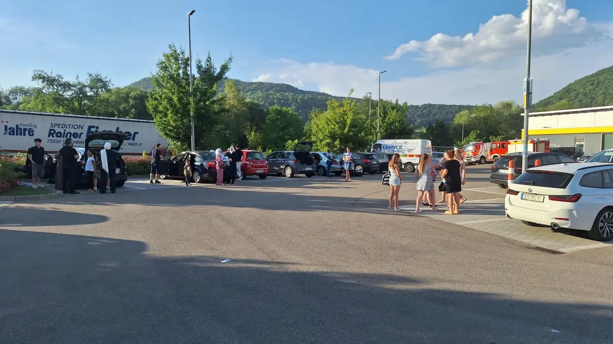 Gefahrgut-Lkw defekt, Explosionsgefahr auf der A8 - Autifahrer warten auf dem Nettoparkplatz bei Mühlhausen