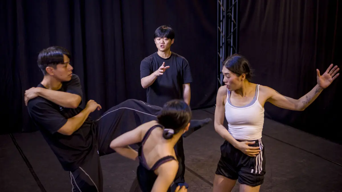 Mit Blick auf das Zant-Festival im Roxy: Wie entsteht eine Choreografie? Reportage von der Arbeit des Choreografen Lai Hung-chung, der im Tanzlabor mit seinem Ensemble ein neues Stück erarbeitet.