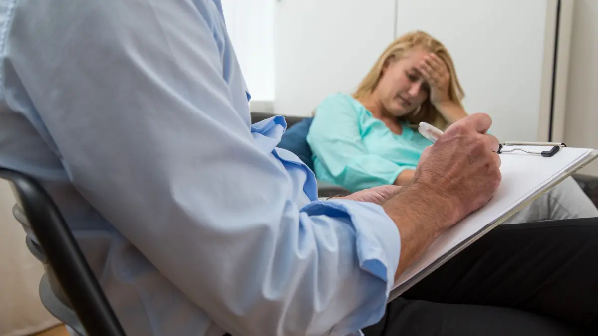 Ein Psychologe unterhält sich mit einer Patientin: ILLUSTRATION - Auch wenn Studien einige positive Effekte nahelegen - eine Psychotherapie können auch therapeutische Chatbots bislang nicht ersetzen. (zu dpa: «Kann eine KI bei psychischen Problemen helfen?») Foto: Christin Klose/dpa Themendienst/dpa-tmn - Honorarfrei nur für Bezieher des dpa-Themendienstes +++ dpa-Themendienst +++