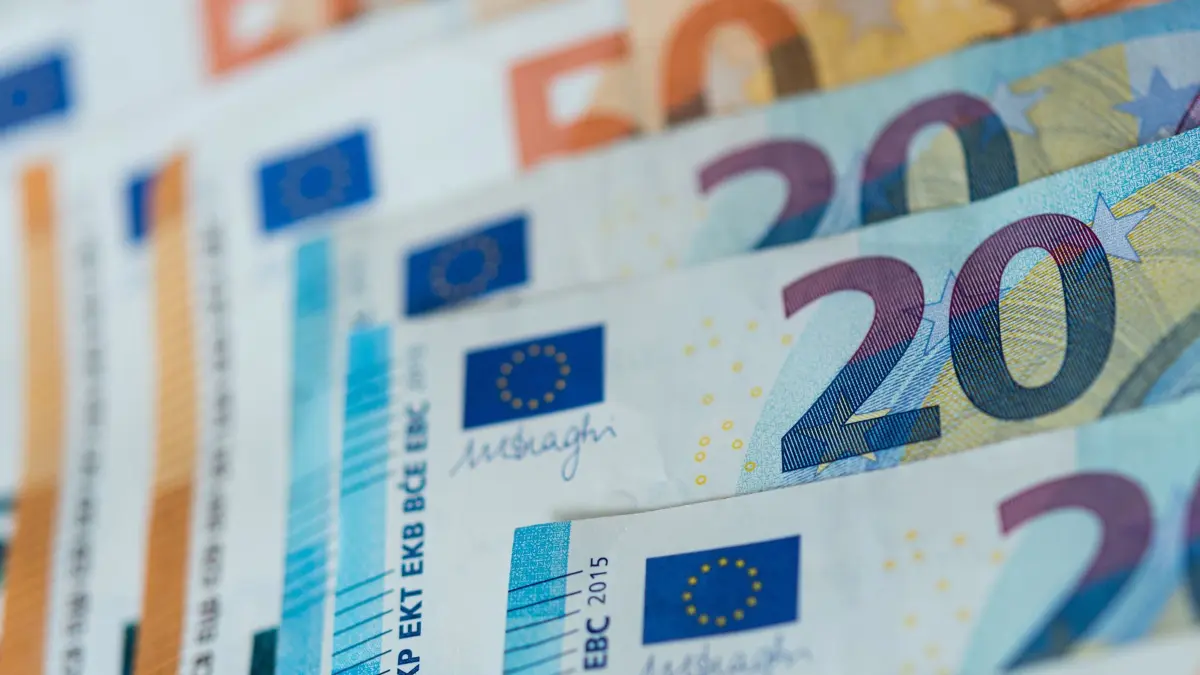 Beamtenbesoldung: ARCHIV - 04.12.2018, Sachsen, Dresden: Zahlreiche Banknoten 20 und 50 Euro liegen sortiert auf einem Tisch. (Symbolbild) (zu dpa: «Landtag debattiert über mehr Geld für Thüringens Beamte») Foto: Monika Skolimowska/dpa-Zentralbild/dpa +++ dpa-Bildfunk +++
