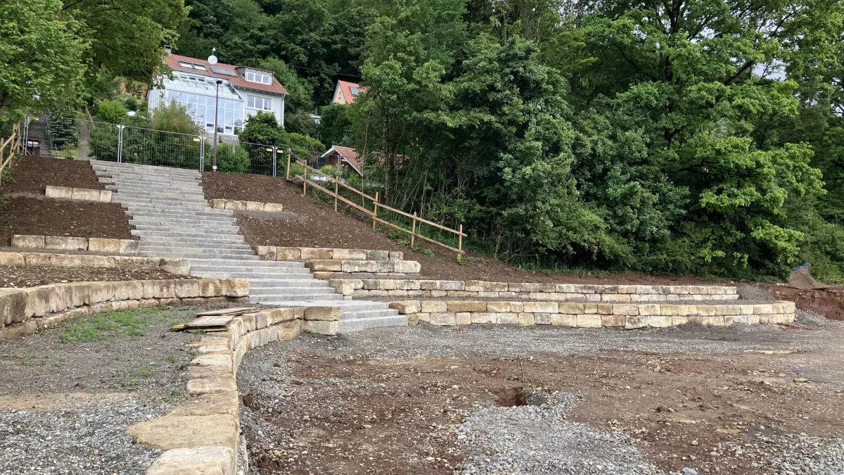 Tübingen Stadtpark Flusspark Neckaraue Bauarbeiten letzter Bauabschnitt; neue Treppenanlage bei den Tennisplätzen