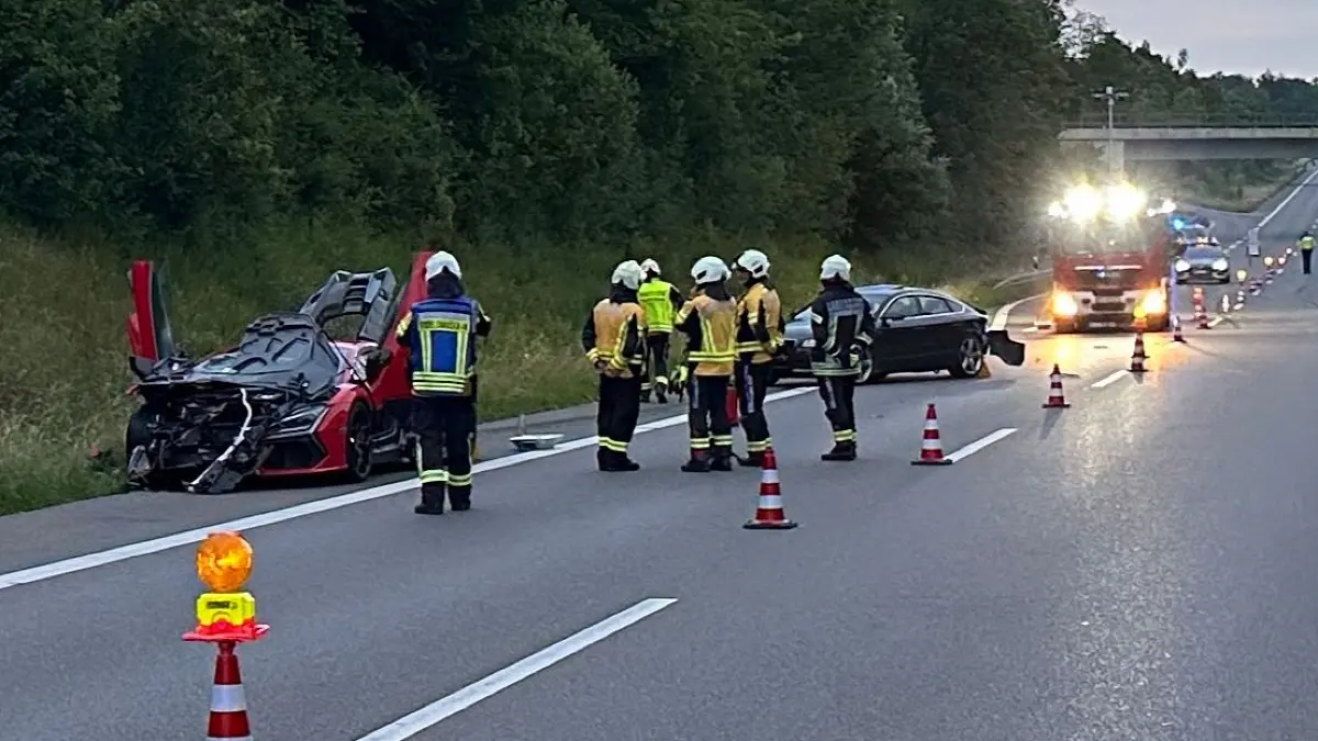 Der ziemlich deformierte italienische Sportwagen (links) bedeutet eine von der Polizei auf 300.000 Euro geschätzte Schadenssumme. Weitere 20.000 Euro kommen vom am Unfall beteiligten Audi A5 hinzu. Feuerwehr Bodelshausen