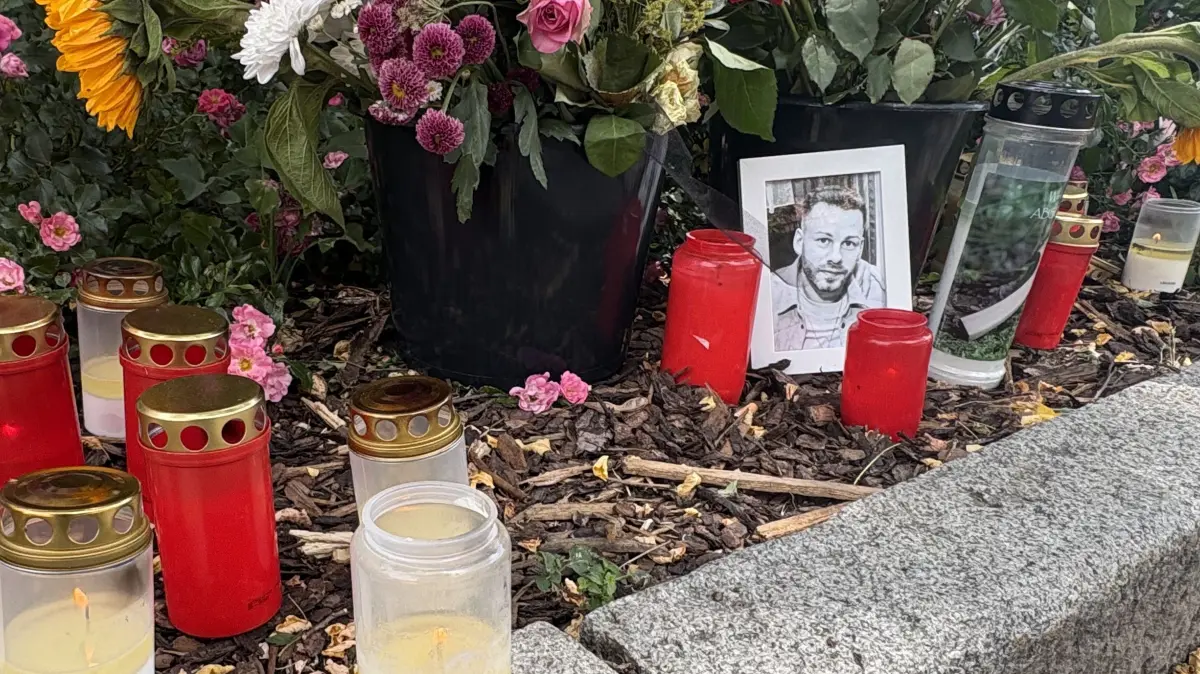 Mit Blumen und Kerzen wird an das Opfer erinnert.