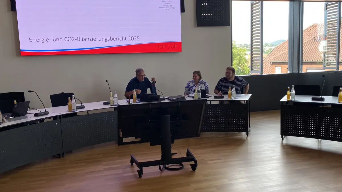 Eislingen ATU, erste öffentliche Sitzung für OB Oliver Marzian, mit Mira Irion (Fachbereichsleiterin Bauen). Für den Klimabeauftragten Felix Stiebler (rechts) die letzte Sitzung.