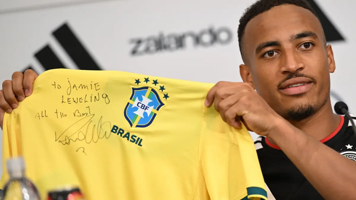WM 2026 - Deutschland Pressekonferenz: 23.06.2026, USA, Winston-Salem: Fußball, WM 2026, Nationalmannschaft, Deutschland, Pressekonferenz vor dem letzten Gruppenspiel gegen Ecuador, Jamie Leweling nimmt am Training teil und zeigt dabei ein signiertes Ronaldo-Trikot. Foto: Federico Gambarini/dpa +++ dpa-Bildfunk +++