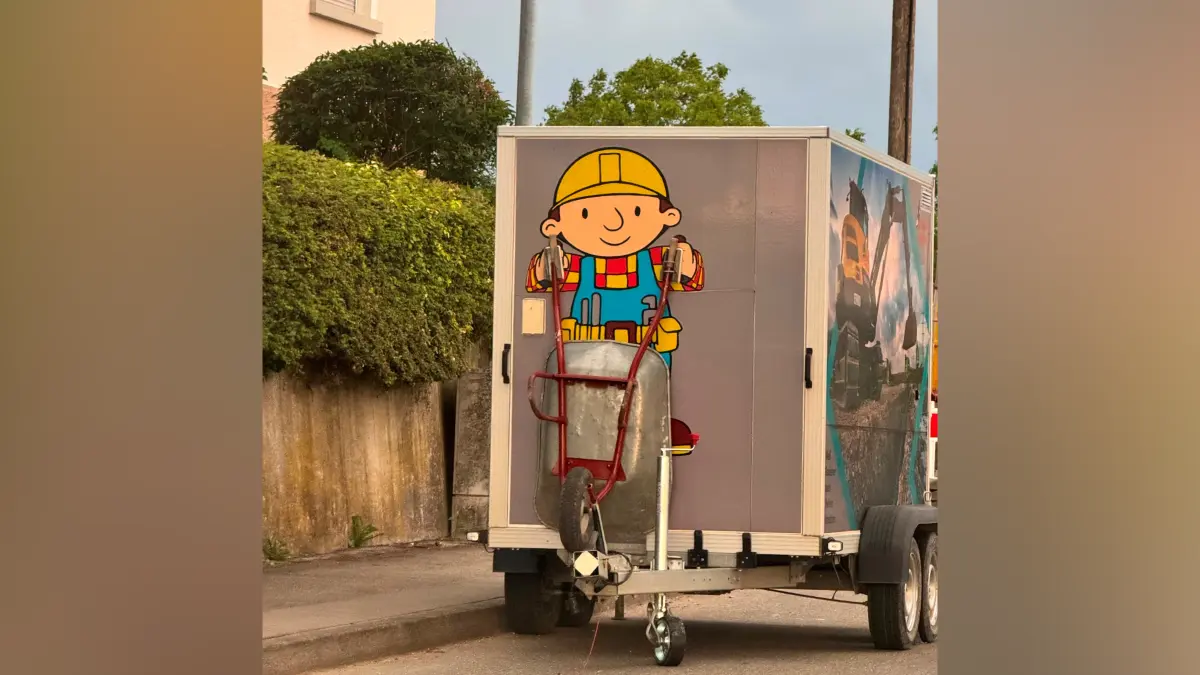 Bob der Baumeister , es gibt ihn ja wirklich , in Gomaringen bei der Baustelle zum neuen Einkaufszentrum , früher Real ganz früher Kriegbaum .Goldig , es zaubert beim Vorbeifahren jedem ein Lächeln ins GesichtEs sind doch mal wieder die kleinen Dinge , die Freude machen .Grüßle Anette Jung aus Gomaringen
