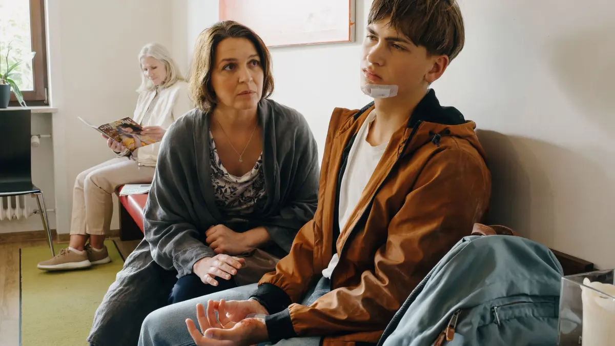 Friederike Neumeister (Barbara Romaner) macht sich Sorgen um ihren verletzten Sohn Theo Neumeister (Valentin Just), der von einem Auto angefahren wurde.