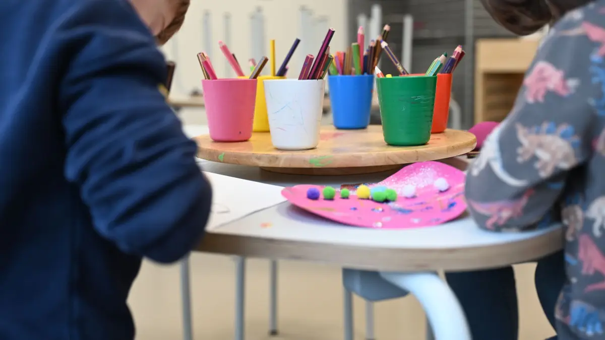 Kindertagesstätte: ARCHIV - 17.01.2025, Nordrhein-Westfalen, Düsseldorf: Kinder basteln gemeinsam in einer Kindertagesstätte. (zu dpa: «Feller: Keine Kita-Pflicht in NRW – ABC-Klassen kommen 2028») Foto: Maximilian von Klenze/dpa +++ dpa-Bildfunk +++