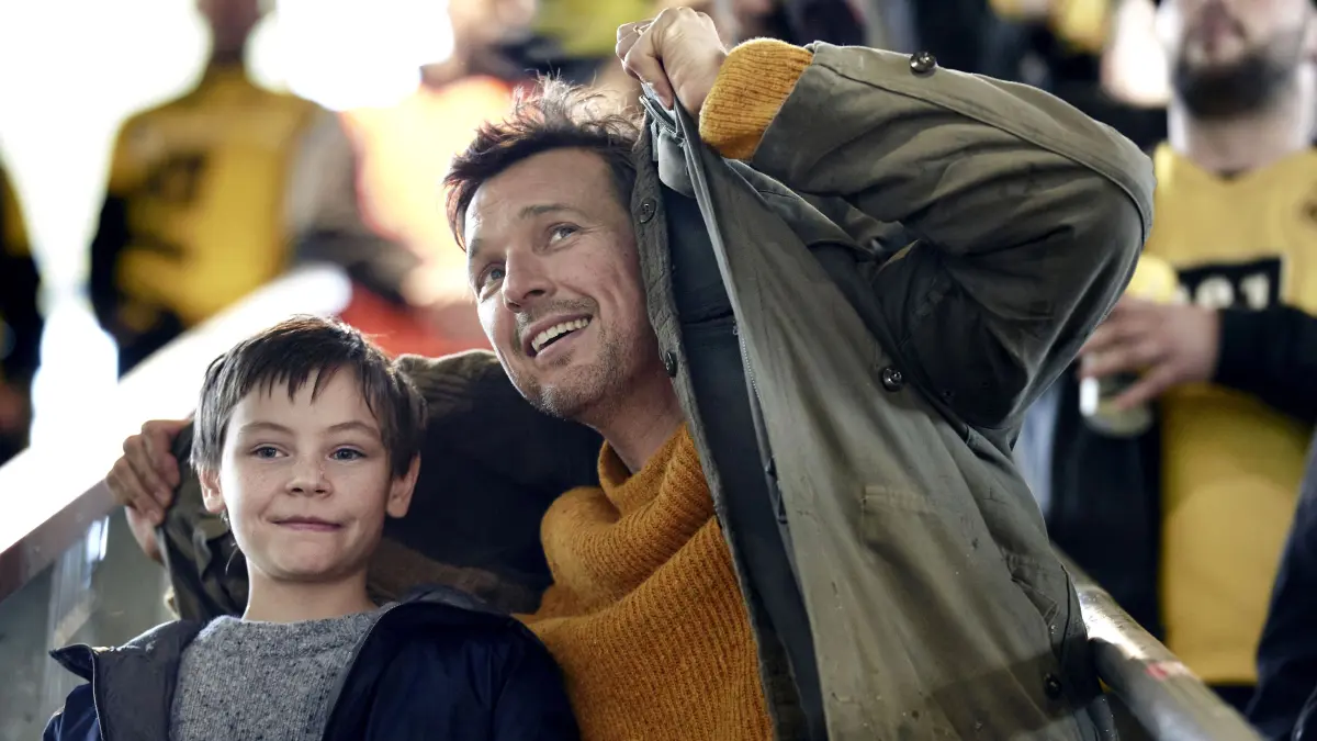 Mirco (Florian David Fitz, r.) schützt seinen autistischen Sohn Jason (Cecilio Andresen, l.) in der Dortmunder Südkurve.