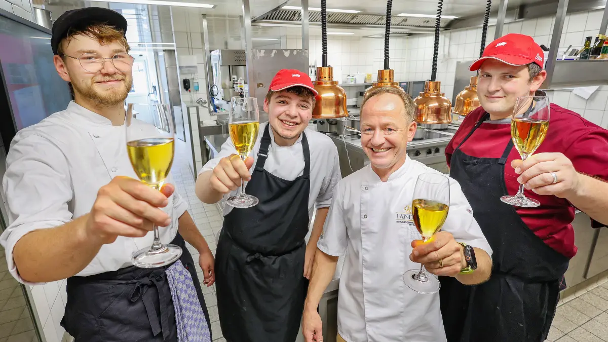 Guide Michelin veröffentlicht heute die neuen Sterne-Restaurants in Deutschland In Schwäbisch Hall gibt es zwei. mit jeweils einem Stern. Sterne-Restaurant Gourmet Führer - Hotel Restaurant Eisenbahn Thomas Wolf mit Timo Schulz, Robyn Ruppe und Andreas Eger