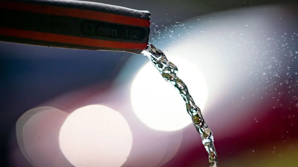 Kein unnötiger Wasserverbrauch: ARCHIV - 10.08.2020, Hessen, Frankfurt/Main: Illustration - Wasser fließt in einem Frankfurter Vorgarten aus einem Gartenschlauch. Erste hessische Kommunen sprechen bereits vom Notstand bei der Wasserversorgung und Versorger und Verbände mahnen zum umsichtigen Gebrauch von Wasser. (Zu dpa lhe "Kein unnötiger Wasserverbrauch - Erste Kommunen sprechen Notstand aus") (zu dpa: «Hessische Wasserversorger melden stabile Versorgung») Foto: Frank Rumpenhorst/dpa +++ dpa-Bildfunk +++