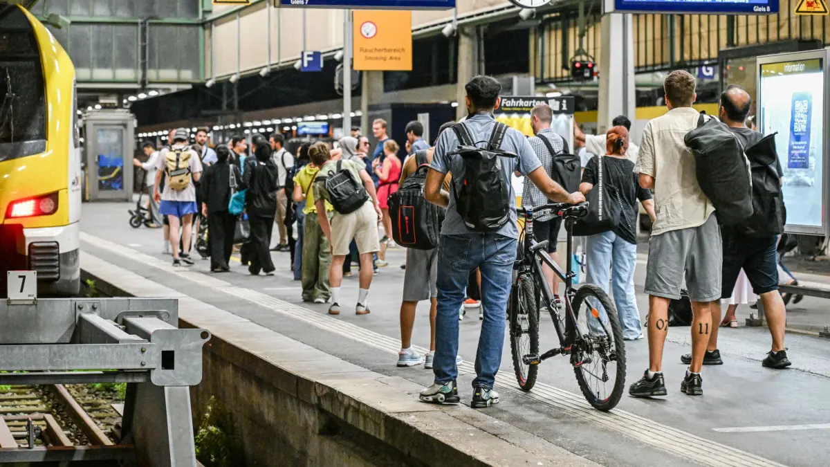 Funkstörung im Zugverkehr: 23.06.2026, Baden-Württemberg, Stuttgart: Fahrgäste warten auf einem Bahnsteig im Stuttgarter Bahnhof. Foto: Jason Tschepljakow/dpa +++ dpa-Bildfunk +++