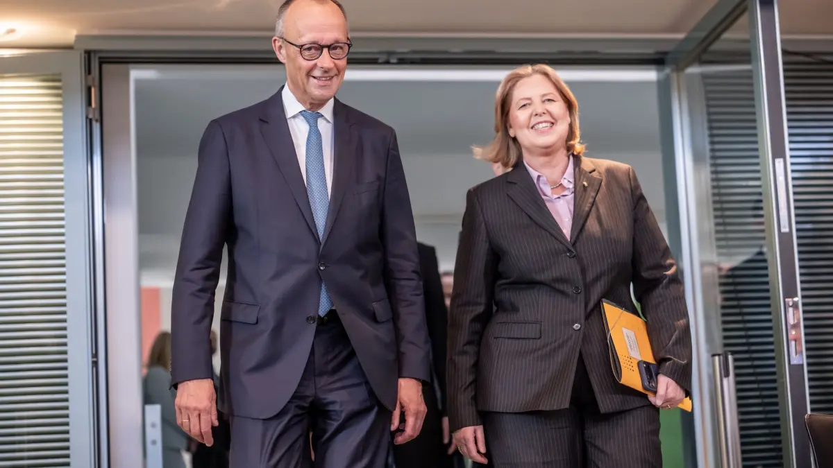 Rentenkommission legt Bericht vor: 23.06.2026, Berlin: Bundeskanzler Friedrich Merz (CDU) und Bärbel Bas (SPD), Bundesministerin für Arbeit und Soziales und SPD-Parteivorsitzende kommen zur Pressekonferenz zur Rente nach der Übergabe des Berichts der Altersicherungskommission zur Rentenreform mit den Kommissionsvorsitzenden Constanze Janda und Frank-Jürgen Weise teil. Foto: Michael Kappeler/dpa +++ dpa-Bildfunk +++