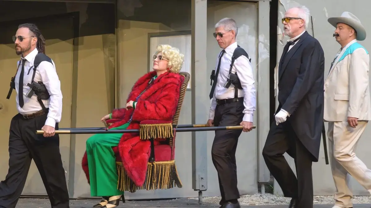 Szene aus "Besuch der alten Dame" im Naturtheater Reutlingen
