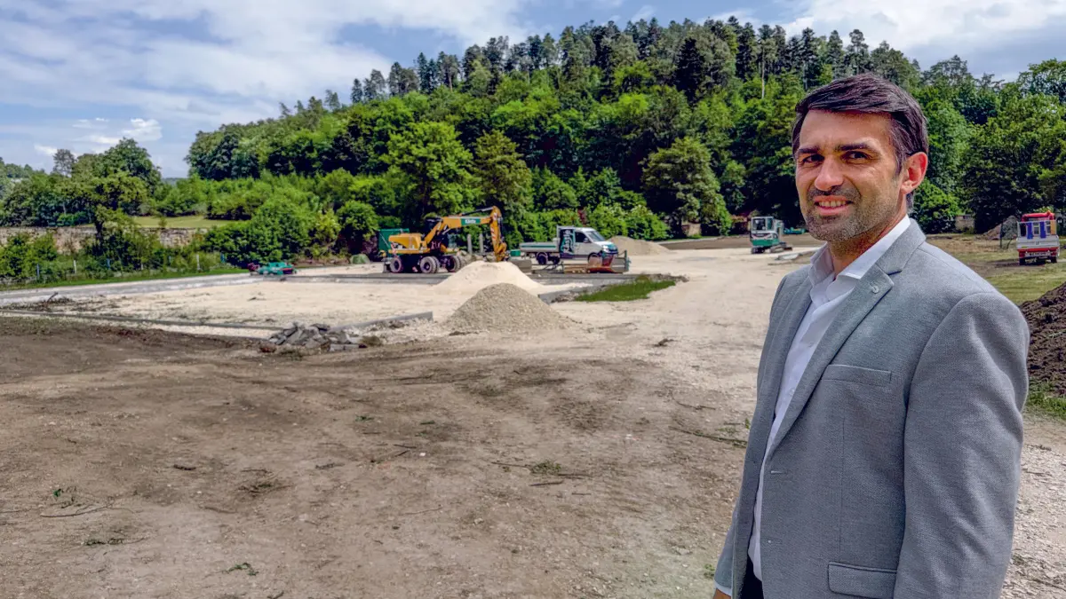 Dr. Dominik Drobisch vor dem neuen Sport- und Freizeitgelände des Turn- und Sportvereins Urspringschule. Beachvolleyball, Basketball, Fußball, Leichtathletik können dort unter anderem bald gespielt werden.
