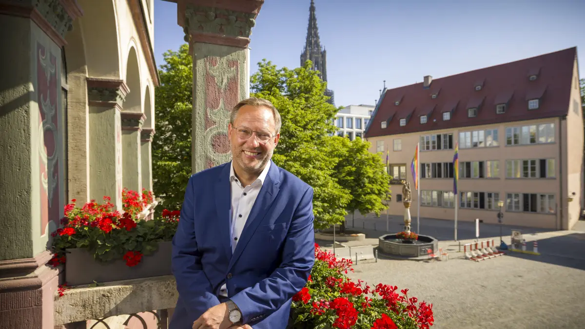 Rathaus Ulm. Gespräch mit OB Ansbacher für Schwörmontagsseite.