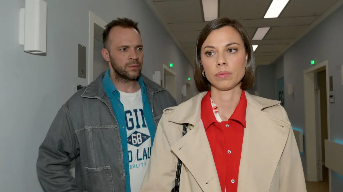 Erik (Patrick Heinrich) macht Matilda (Anna-Katharina Fecher) ein Liebesgeständnis.