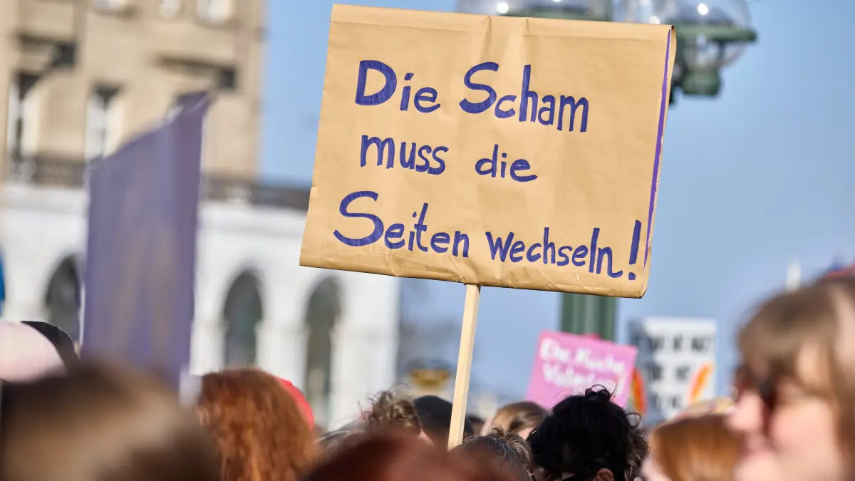 „Die Scham muss die Seite wechseln!“ stammt von der Französin Gisèle Pelicot, die über ein Jahrzehnt hinweg von ihrem Mann betäubt und zur Vergewaltigung an fremde Männer verkauft wurde. Im Zuge des Falls sind Tausende in Europa auf die Straße gegangen, um gegen patriarchale Gewalt zu demonstrieren. (Symbolbild)