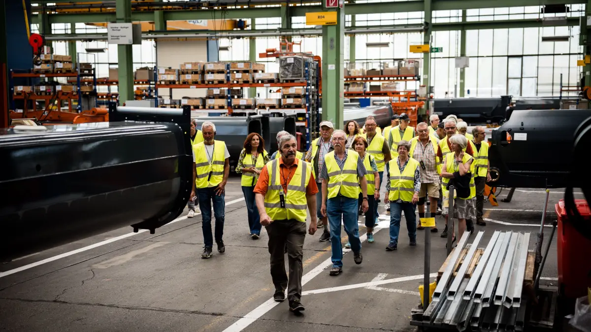 Alles genau besichtigt: Leser bei "SWP on Tour" im Ehinger Liebherr-Werk. Vorne Mikica Rafailovic, der ehemaliger Abteilungsleiter für die Entwicklung und Konstruktion von Kranfahrgestellen, der alles mit großem Fachwissen erläuterte.