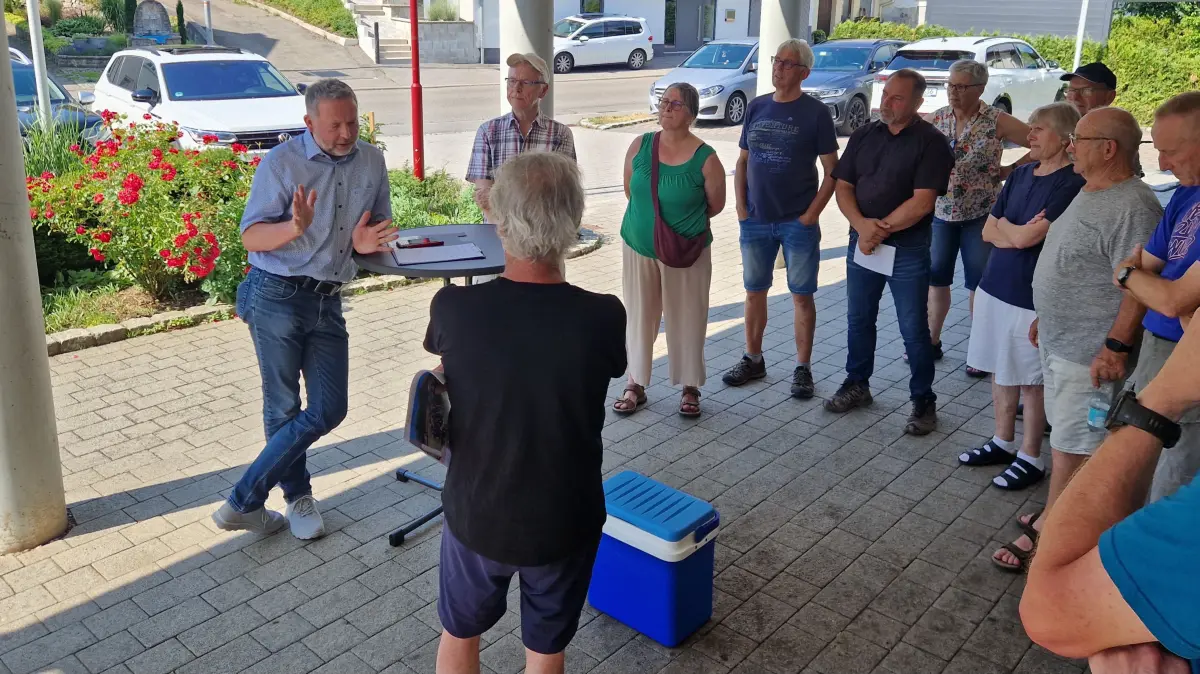 Stehtisch raus, Kühlbox auf: Horbs OB Michael Keßler punktete beim Auftakt seiner Ortsbereisung in Talheim mit Pragmatismus und offenem Ohr.