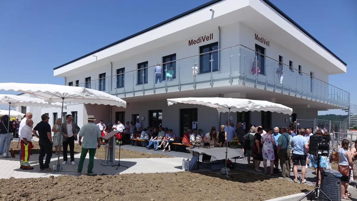 Viele Besucher kommen zur Eröffnung des neuen Ärztehauses Medivell in Vellberg