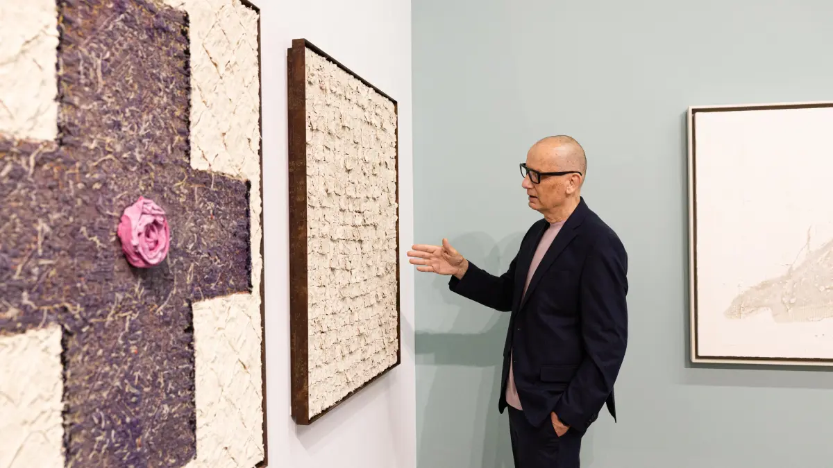In der Ausstellung können sich die Besucherinnen und Besucher mit einer neuen Werkreihe des Künstlers Dietmar Schönherr auseinanderzusetzen: mit seinen Collagen.