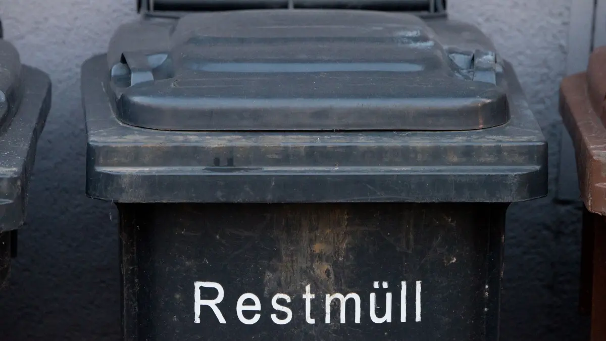 Restmüll: ARCHIV - 20.01.2015, Bayern, Landau An Der Isar: «Restmüll» steht auf einer Mülltonne. (zu dpa: «Mülltonnen werden in Kiel wegen Wärme früher geleert») Foto: Armin Weigel/dpa +++ dpa-Bildfunk +++