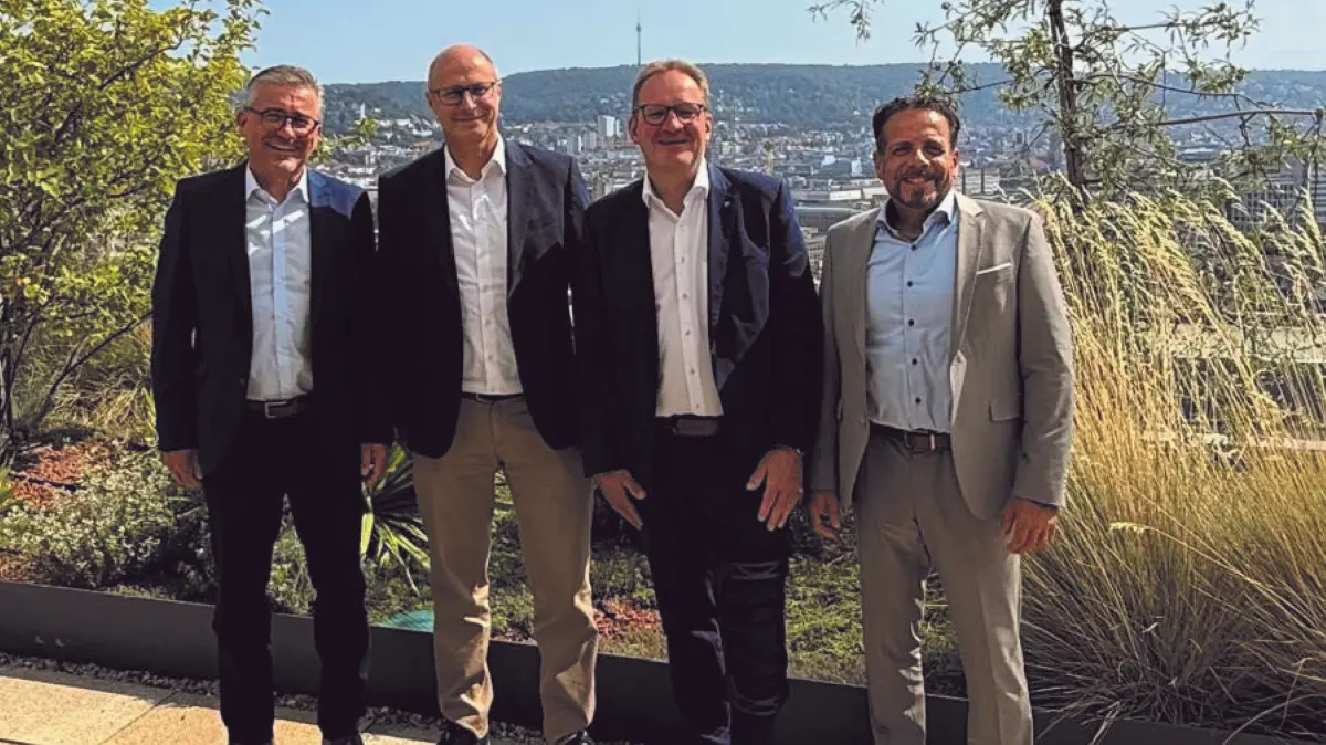 Sie machen gemeinsame Sache: (von links) Von der Raiffeisenbank Geislingen-Rosenfeld eG Herr Peter Ramsperger (Vorstand), Herr Thomas Merz (Vorstandssprecher) und von der Onstmettinger Bank eG Herr Dieter Boss (Vorstandssprecher) und Armin Schmid (Vorstand).