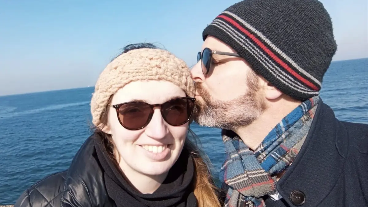 Melanie und Lucas Ogden haben sich im DAI in Tübingen kennengelernt. Seit zehn Jahren sind die beiden ein Paar - und fast genauso lange sind sie schon verheiratet. Am Freitag wollen sie sich in der Stiftskirche zum zehnten Jubiläum im Rahmen der Aktion "Einfach heiraten" noch einmal segnen lassen.