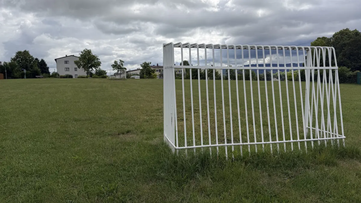 Der Bolzplatz auf dem Schloßberg liegt auf der sogenannten Gemeinbedarfsfläche im Quartier zwischen Albert-Einstein-Straße, Stauffenbergstraße und Schlossackerstraße. Sollte die Fläche zum Teil bebaut werden dürfen, ist er bedroht - sehr zum Leidwesen der Nachbarschaft.