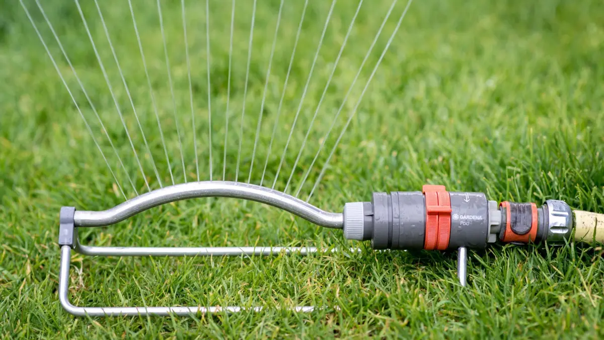 Trockenheit und Wasserknappheit: ARCHIV - 29.05.2018, Niedersachsen, Laatzen: Ein Rasensprenger verteilt Wasser über einer Rasenfläche in einem Garten. (zu dpa: «Rasensprenger-Verbote in OWL: Geht uns das Wasser aus?») Foto: Hauke-Christian Dittrich/dpa +++ dpa-Bildfunk +++