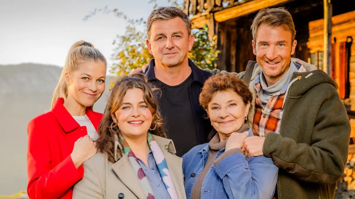 Die Schauspieler Hilde Dalik, Ronja Forcher, Hans Sigl, Monika Baumgartner und Heiko Ruprecht spielen gemeinsam in der Serie "Der Bergdoktor".