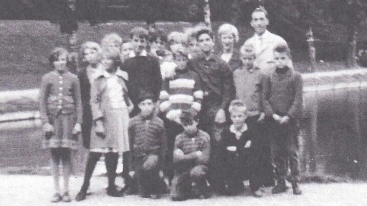 Das einzige Foto der letzten Dettinger Schülerschaft, mit ihrem Lehrer Oswald Niemela, bei einem Ausflug an den Ehinger Groggensee, Mitte der sechziger Jahre des vergangenen Jahrhunderts.